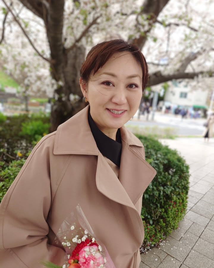 りんごのブーケを抱える女性 2025 